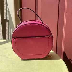 I am selling this pink small handbag . It’s good condition